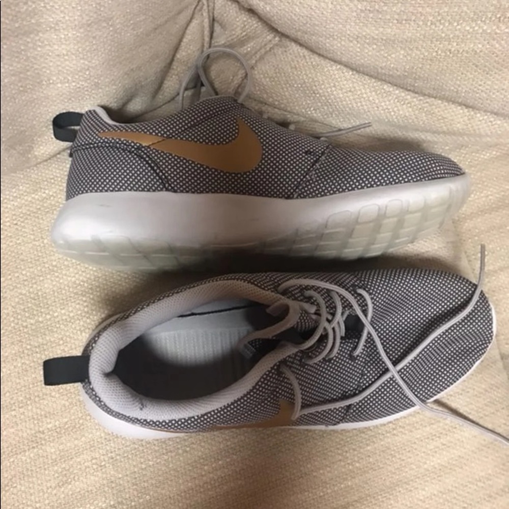 Women’s Nike Rousch Shoe Size 9